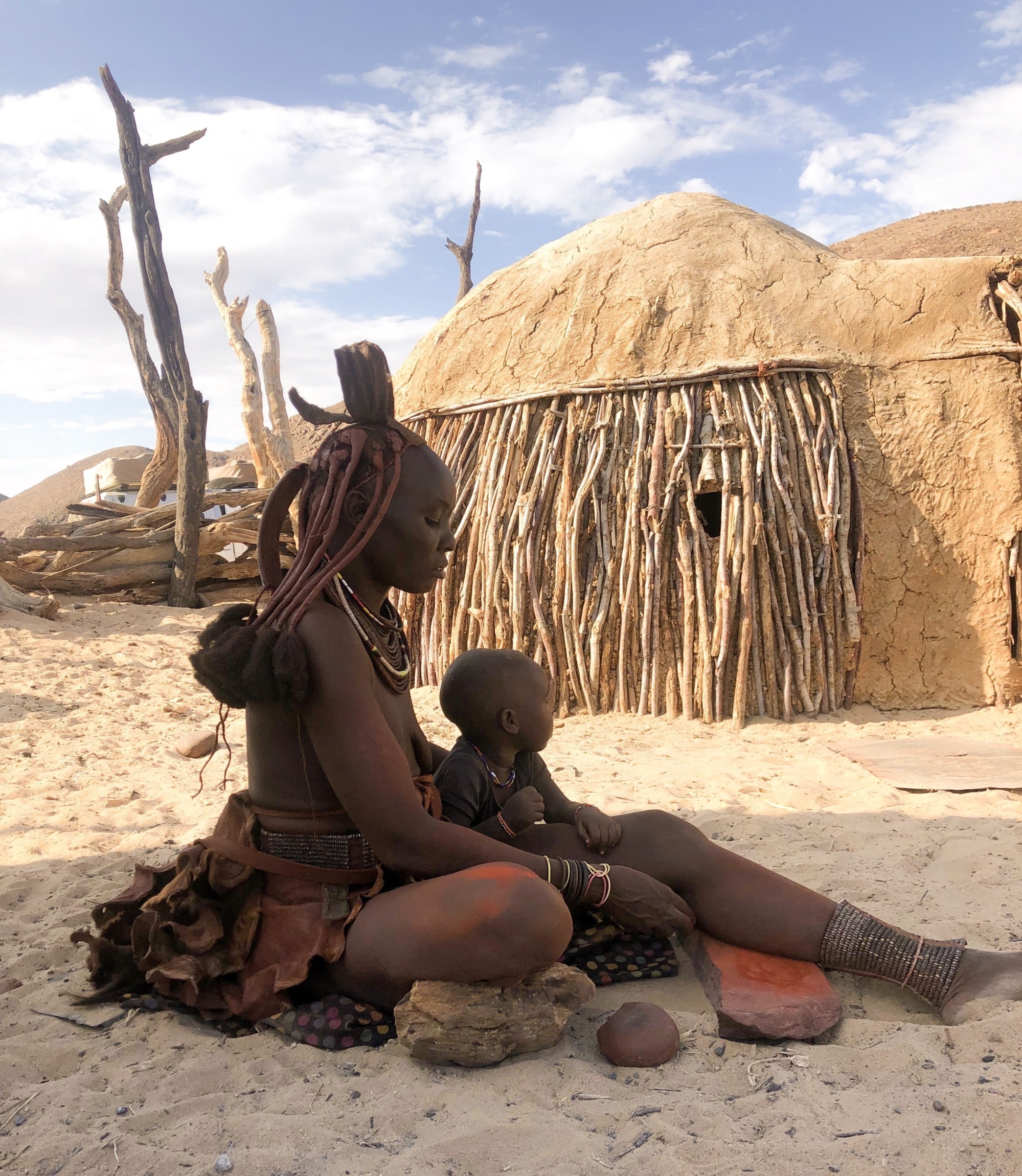 Mulher Himba e seu filho na Namíbia