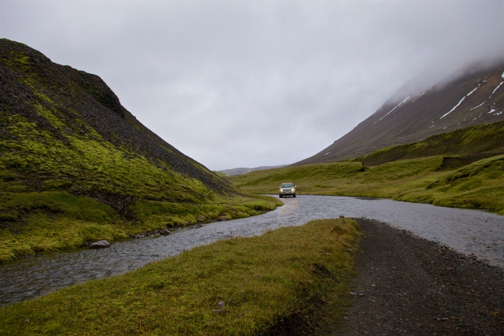 vale com curso de água na Islândia